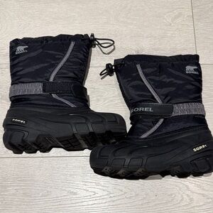 Sorel Kids Black Snow Boots size 2. This was used for 2 trips. Little wear.